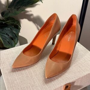 Comfort heels Via Spiga 4” neutral Tan Leather work date night leg extending 8.5